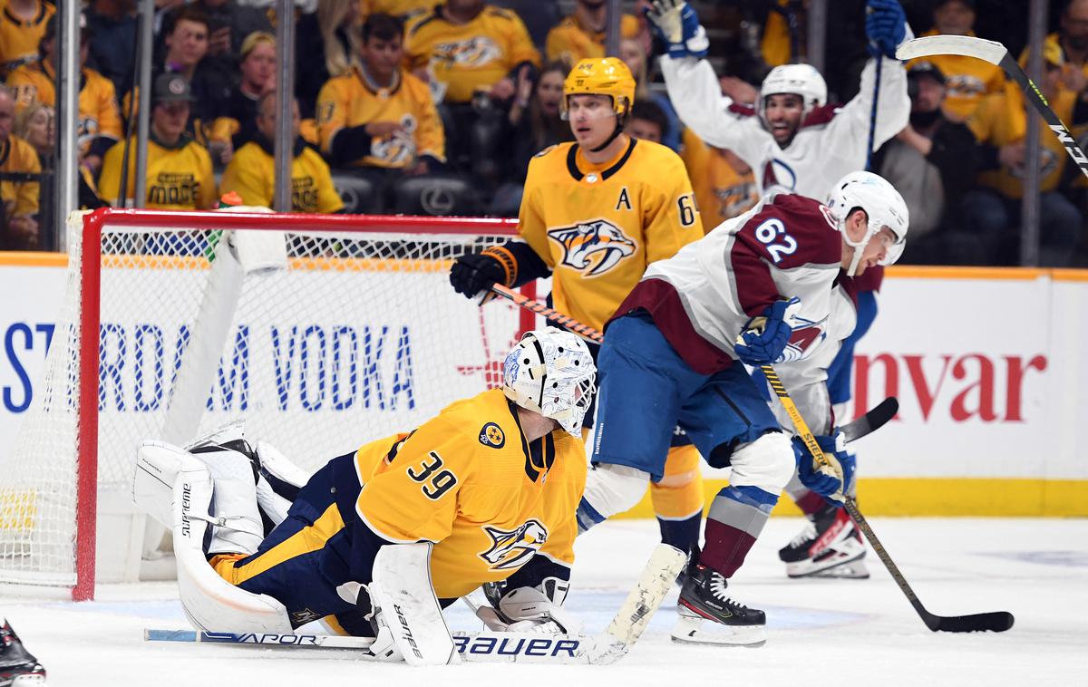 Gabriel Landeskog Colorado Avalanche Nashville Predators | Gabriel Landeskog je k tretji zmagi Colorada prispeval dva zadetka in dve asistenci. Njegovo moštvo od drugega korga končnice loči še ena zmaga. | Foto Reuters