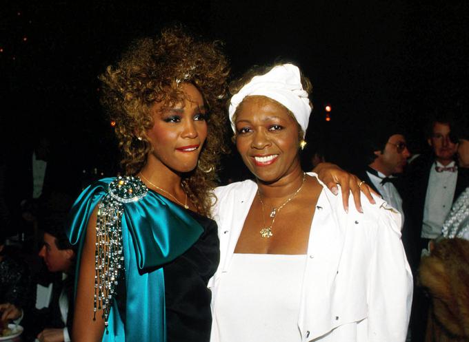 Whitney Houston z mamo Cissy leta 1986 | Foto: Guliverimage