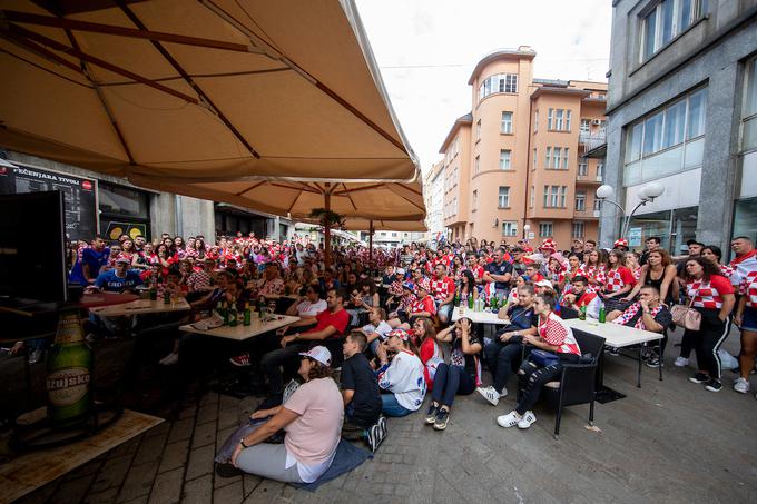 Vsak si je želel zagotoviti svoj kotiček pred televizorjem. Le ulico stran od glavnega trga je bilo zaradi manjše gneče precej lažje dihati ...  | Foto: Urban Urbanc/Sportida