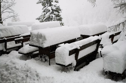 Kaotične razmere zaradi spomladanskega snega #foto #video