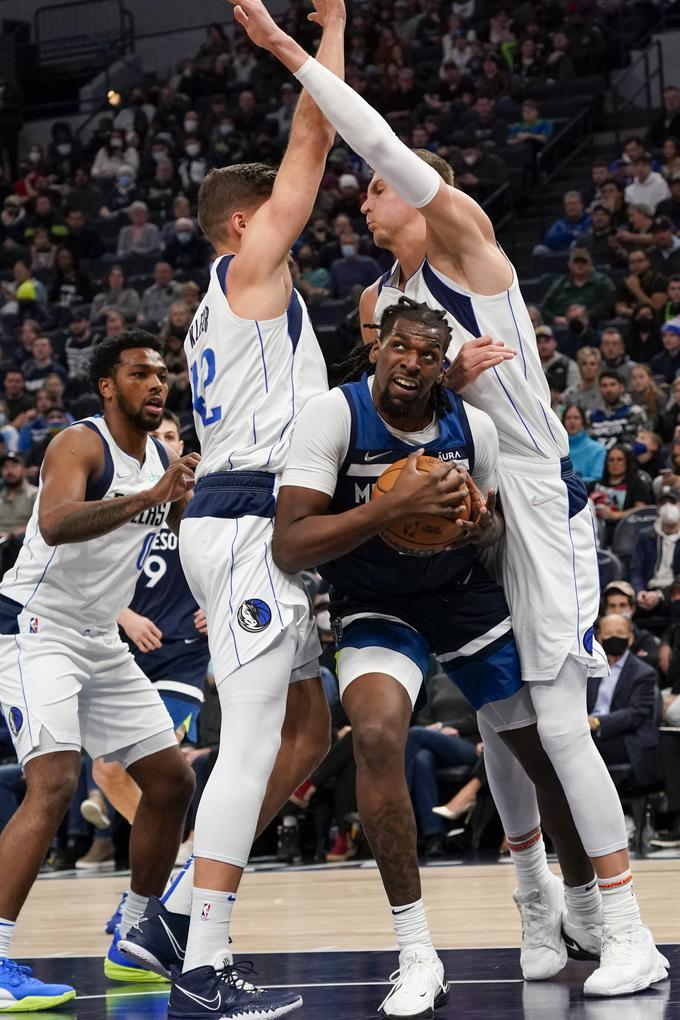 Naz Reid v prodoru pod koš Dallasa. | Foto: Guliverimage/Vladimir Fedorenko