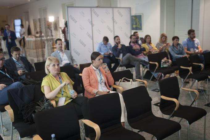 Med osrednjih dogajanjem v veliki dvorani se je vztrajno polnilo še dodatno prizorišče, na katerem so vzporedno tekle delavnice. | Foto: Bojan Puhek