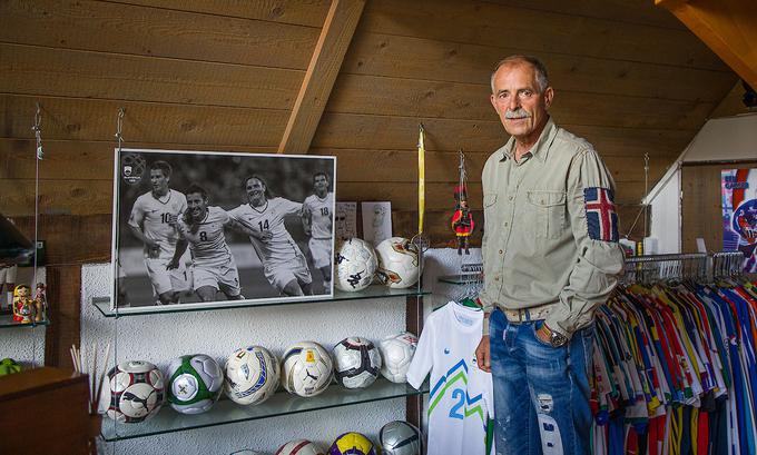 Nogometne spomine hrani v Begunjah na posebnem mestu. Žoge, dresi, spominki ... Vsega je v izobilju. | Foto: Urban Meglič/Sportida