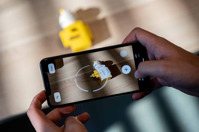 iOS 12 ponuja merjenje velikosti predmetov s pomočjo kamere. Zadeva je zanimiva, a vseeno ne dovolj natančna, da bi lahko zamenjala dobro staro ravnilo. | Foto: Matija Lepoša