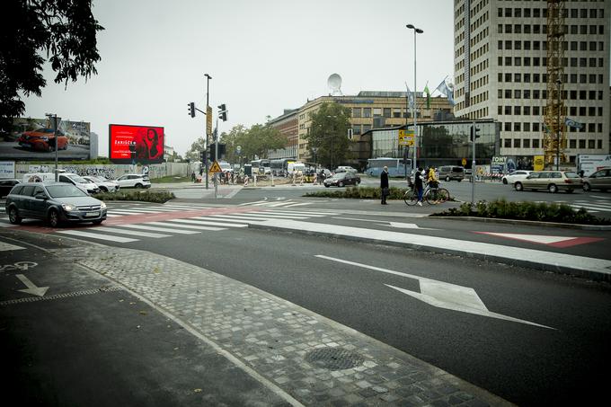 Kolesar mora to križišče prečkati z dodatno previdnostjo, predvsem prvi pas, saj ga lahko voznik na drugem zavijalnem pasu hitro spregleda. | Foto: Ana Kovač