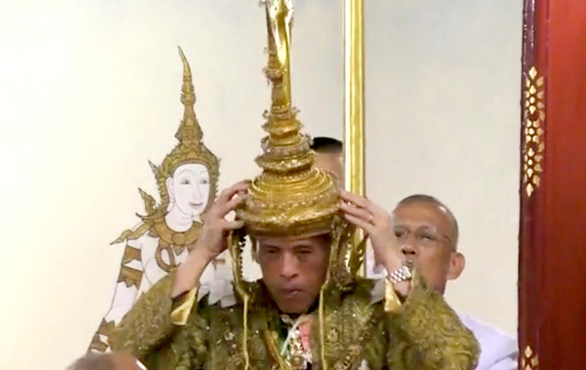 kralj Maha Vajiralongkorn kronanje Tajska | 66-letni monarh si je nadel 7,3-kilogramsko zlato krono, okrašeno z indijskimi diamanti.  | Foto Reuters