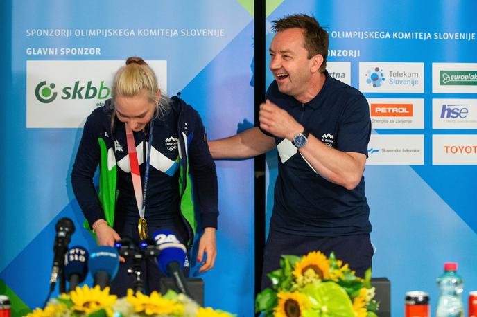 Roman Krajnik | Dobro razpoložena Janja Garnbret in njen trener Roman Krajnik na novinarski konferenci ob prihodu v domovino. | Foto Grega Valančič/Sportida