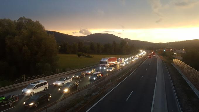 Še posebej v poletnih mesecih promet na avtocesti mimo Vrhnike zelo pogosto obstoji. | Foto: Metka Prezelj