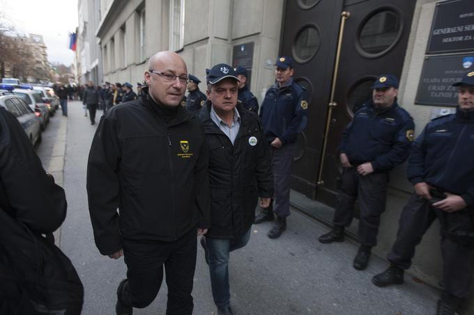 Vodji obeh policijskih sindikatov, Radivoj Uroševič (desno) in Zoran Petrovič .  | Foto: 