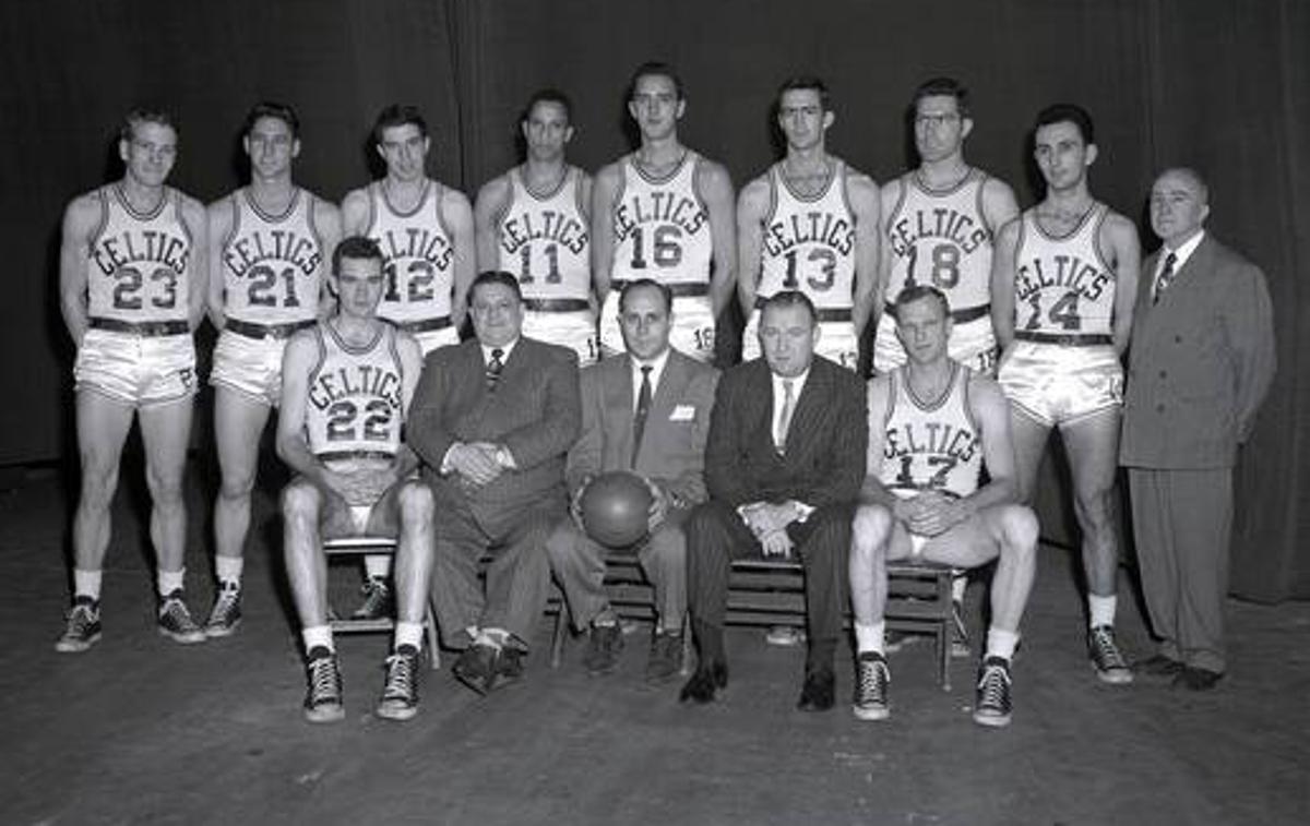 Boston Celtics Chuck Cooper | Chuck Cooper s številko 11 je bil izbran kot prvi temnopolti košarkar, ki je dobil priložnost v ligi NBA. Zaigral je za Boston Celtics. | Foto Getty Images