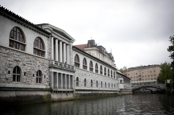 "Če je še do pred osem let veljalo, da bi se Plečnik, če bi obiskal Ljubljano, izgubil, a Ljubljanico bi prepoznal, kjer se na njej ni nič spremenilo, to ne drži več. Glede na spremembe, ki so se zgodile v zadnjih osmih letih, je zdaj ne bi več takoj prepoznal," se skozi prispodobo rečni kapitan Tomo Zupančič navdušuje nad posegi, ki se odvijajo na bregovih reke.  | Foto: 