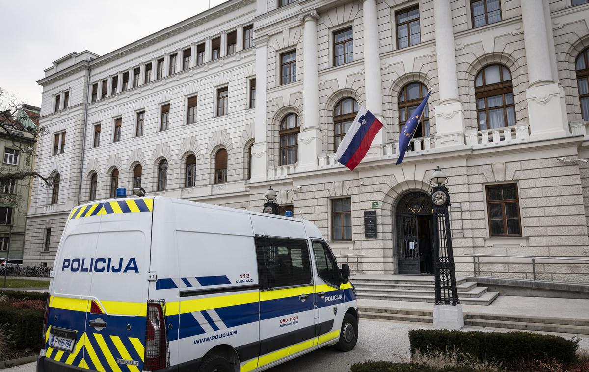 Policija pred sodiščem v Ljubljani. Sodišče Tavčarjeva | Pripor je odrejen za mesec dni in se lahko na predlog državnega tožilstva podaljša. | Foto Bojan Puhek