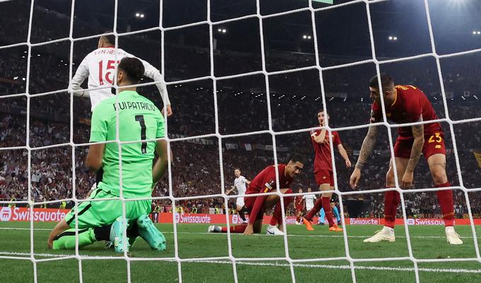 Gianluca Mancini je v drugem polčasu nesrečno premagal svojega vratarja. 1:1. | Foto: Reuters