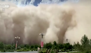 Poglejte, kako je peščeni vihar pogoltnil cela mesta #video