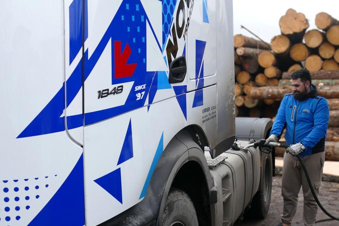 Voznik je tovornjak v domači avtomatski avtopralnici najprej opral. Potem ga je za konec tedna parkiral, v ponedeljek pa spet na pot. | Foto: Autocomerce