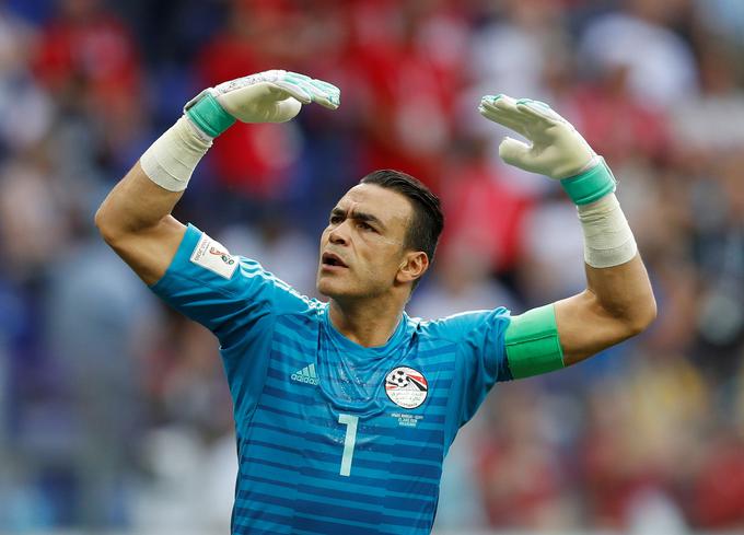 Egipčan Essam El Hadary je s 45 leti in 161 dnevi branil na tekmi s Savdsko Arabijo in postal najstarejši nogometaš, ki je nastopil na svetovnem prvenstvu. Popravil je rekord Kolumbijca Faryda Mondragona s SP 2014 (43 let in trije dnevi). | Foto: Reuters