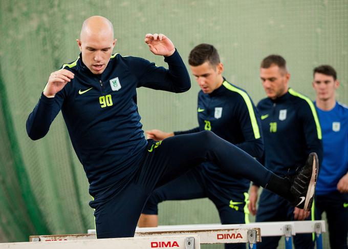 Nogometaši Olimpije so naprej trenirali v dvorani ... | Foto: Vid Ponikvar