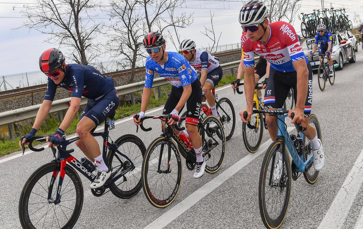 Tadej Pogačar - Tirreno - Adriatico 2021 | Tadej Pogačar ostaja varno v modri majici vodilnega na dirki. | Foto Guliverimage