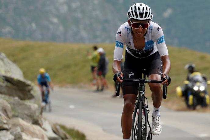 Egan Bernal | Egan Bernal prevzema rumeno majico. | Foto Reuters