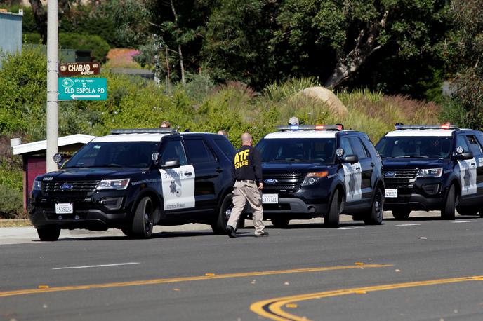 Ameriška policija | Žrtev je po vratih celice udarjala toliko časa, da so se podrla, nato pa je pobegnila. V bližini je ustavila voznika in poklicala policijo. | Foto Reuters