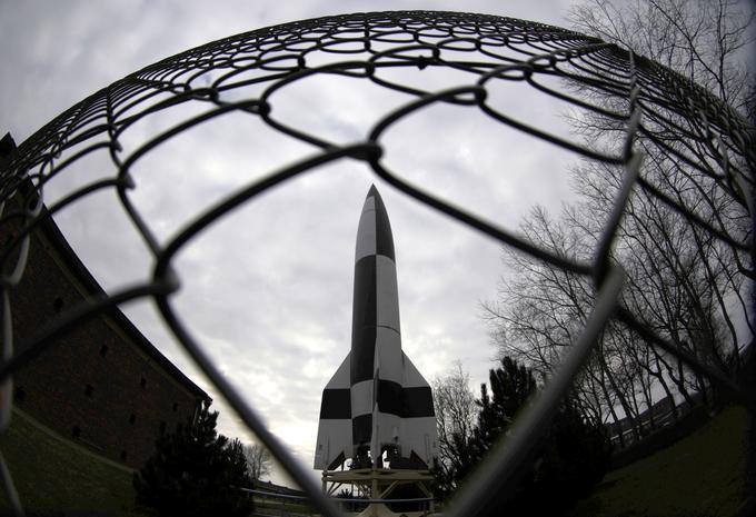 Tudi če je loputa res odletela v vesolje, še vseeno ne bi bila prvi predmet, ki bi ga tja izstrelilo človeštvo. To je 20. junija 1944 postala nemška balistična raketa V2.  | Foto: Reuters