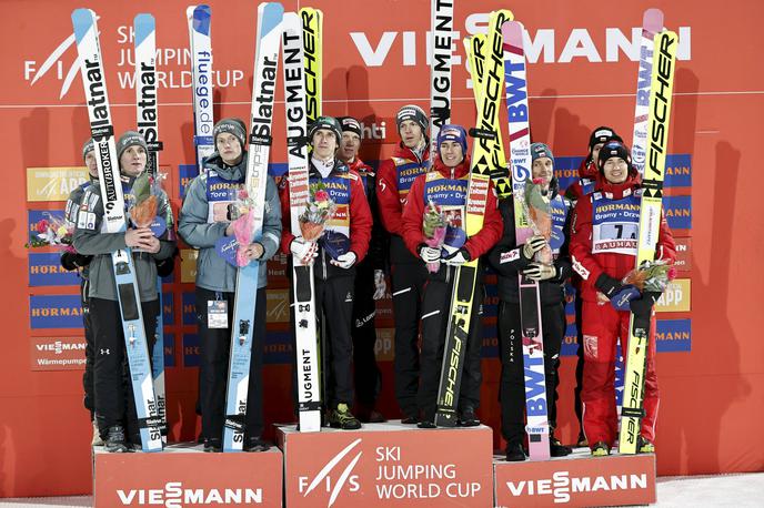 slovenski skakalci | Slovenski skakalci Lovro Kos, Domen Prevc, Timi Zajc in Anže Lanišek so skočili na drugo stopničko odra za zmagovalce. | Foto Guliverimage