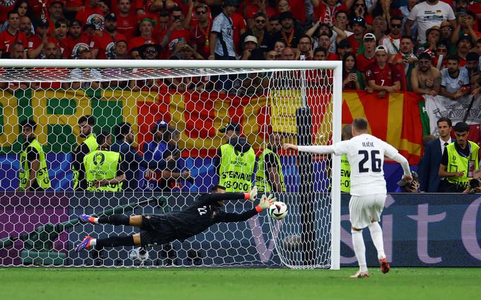 Diogo Costa je ubranil vse tri strele Slovencev z bele točke. Najprej je prebral namero Josipa Iličića. | Foto: Reuters