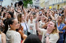 Odpoved koncertov jih ni ustavila: oboževalci Taylor Swift zavzeli ulice Dunaja #video