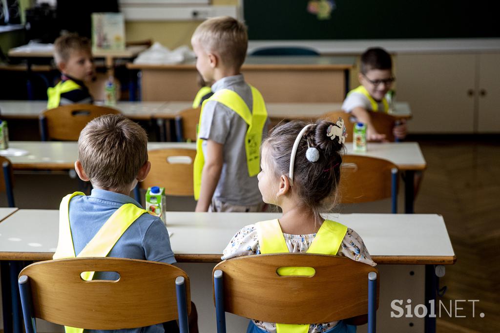 Prvi šolski dan. šola otroci prvošolčki prvošolci prvošolec razred