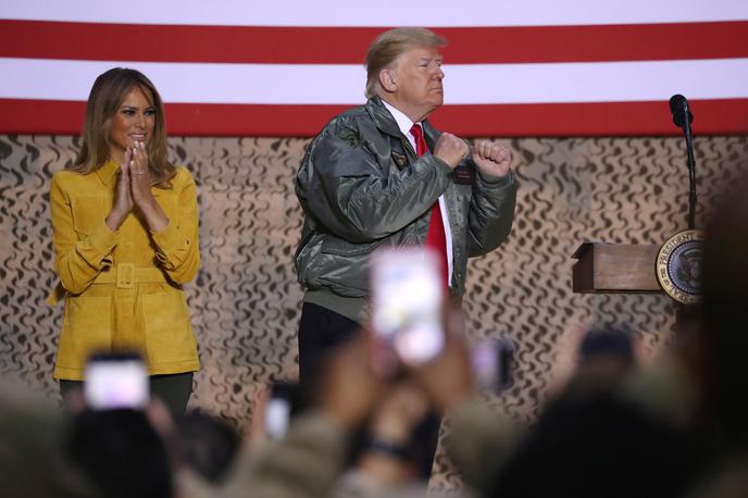 Donald Trump Irak Melania | Ameriške televizije poročajo, da je Trump v Iraku dejal, da okrog 5000 vojakov, ki so tam nameščeni za pomoč lokalnim silam v boju proti Islamski državi, ne bo umikal. | Foto Reuters