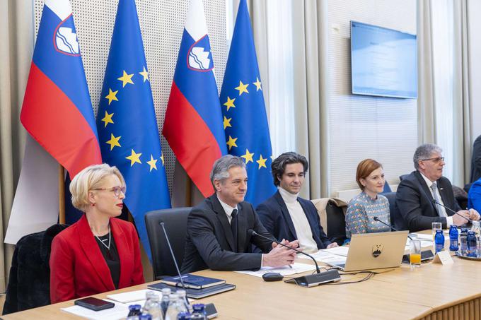 Srečanje poslank in poslancev strank vladne koalicije ter ministric in ministrov vlade. Predsednica DZ Urška Klakočar Zupančič, predsednik vlade Robert Golob, minister za delo, družine, enake možnosti in socialne zadeve Luka Mesec, ministrica za kulturo Asta Vrečko in minister za notranje zadeve Boštjan Poklukar. | Foto: STA