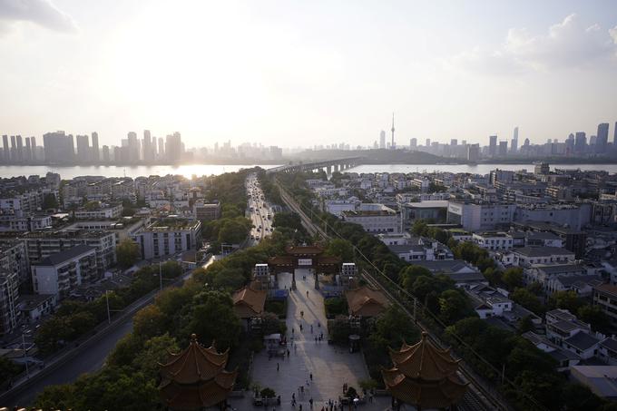 Koronavirus je decembra lani izbruhnil v kitajskem mestu Wuhan, ki leži v provinci Hubei.  | Foto: Reuters