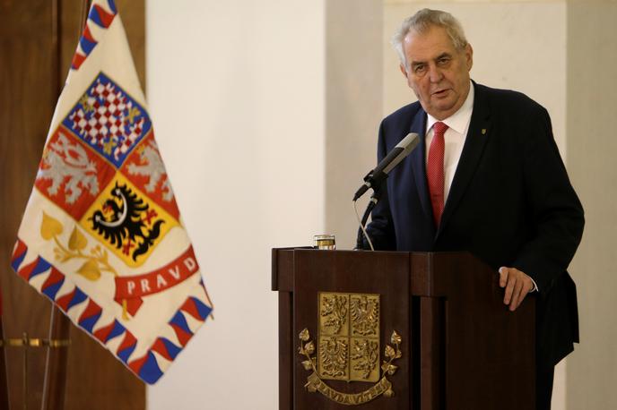 Miloš Zeman | 77-letni Zeman, ki je bil že tretjič cepljen proti bolezni covid-19, za zdaj nima nobenih bolezenskih znakov. | Foto Reuters