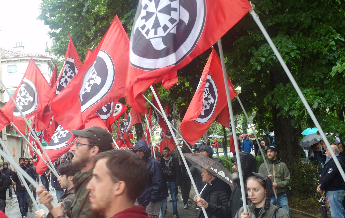 CasaPound | Pripadniki stranke CasaPound so ponoči popisali občinsko gledališče v Boljuncu. | Foto STA