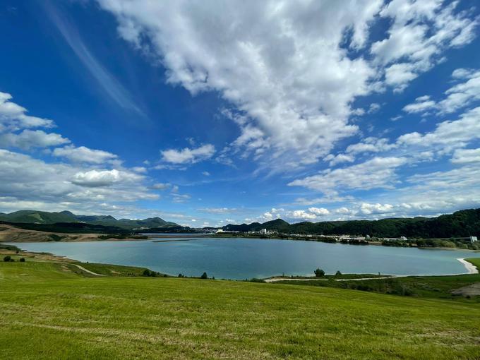 Pogled na Družmirsko jezero pri Velenju, ki je poleg večine naselja poplavilo tudi več cest. | Foto: Gregor Pavšič