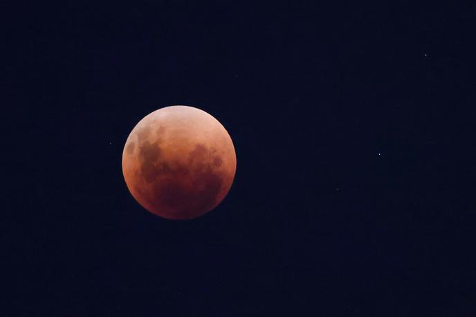 super krvava luna | Sonda je na Zemljo prinesla vzorce kamnin, ki jih je kot prva nabrala na strani Lune, obrnjeni stran od Zemlje. To območje je po mnenju znanstvenikov zelo obetavno za raziskovanje. | Foto Reuters