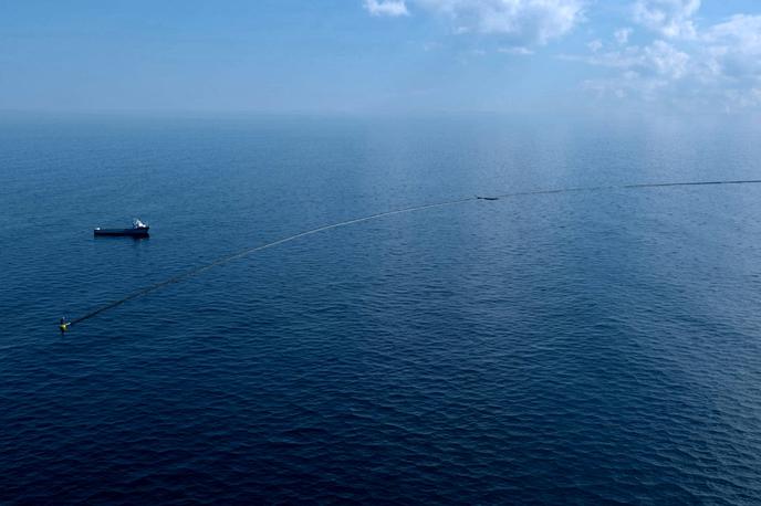 The Ocean Cleanup | Preizkusni sistem za lovljenje plastičnih odpadkov, ki plavajo na gladini oceana oziroma tik pod njo.  | Foto The Ocean Cleanup