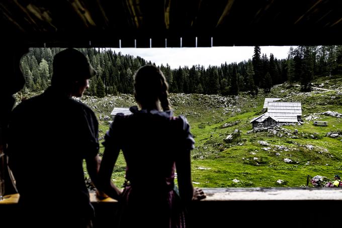 Metka pravi, da je hvaležna za diagnozo rak, ker se drugače ne bi ustavila, se začela poslušati in imeti rada. V objemu gora se ob Blaževi podpori tega še naprej uči.   | Foto: Ana Kovač