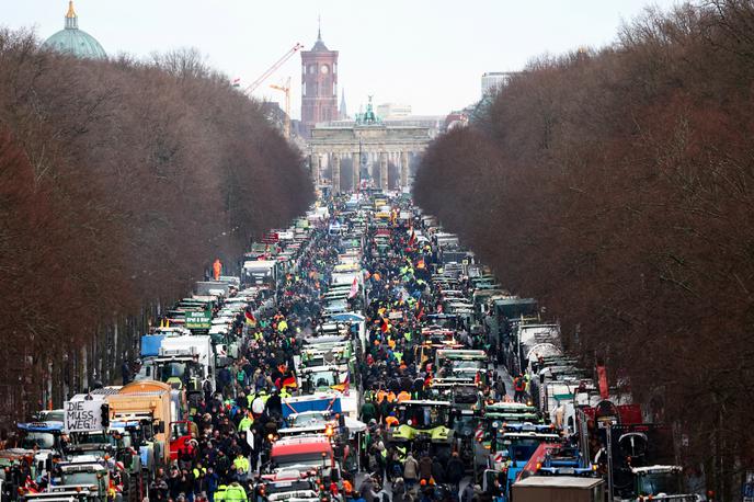 Protest kmetov v Berlinu | Po podatkih lokalne policije je danes zjutraj vzdolž bulvarja, ki vodi proti znamenitim Brandenburškim vratom, stalo okoli 330 traktorjev in drugih kmetijskih vozil. | Foto Reuters