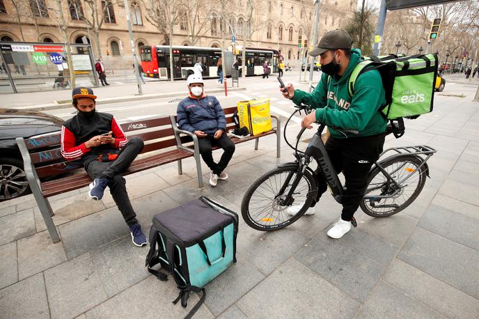 Dostavljalci podjetij Deliveroo, Glovo in UberEats | Foto Reuters