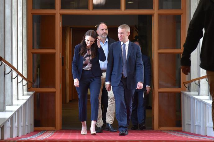 Jacinda Ardern in Chris Hipkins | Chris Hipkins je oče dveh otrok, samega sebe pa opisuje kot običajnega Novozelandca, ki prihaja iz delavskega okolja, ima rad klobasice in kolesarjenje v službo. | Foto Reuters