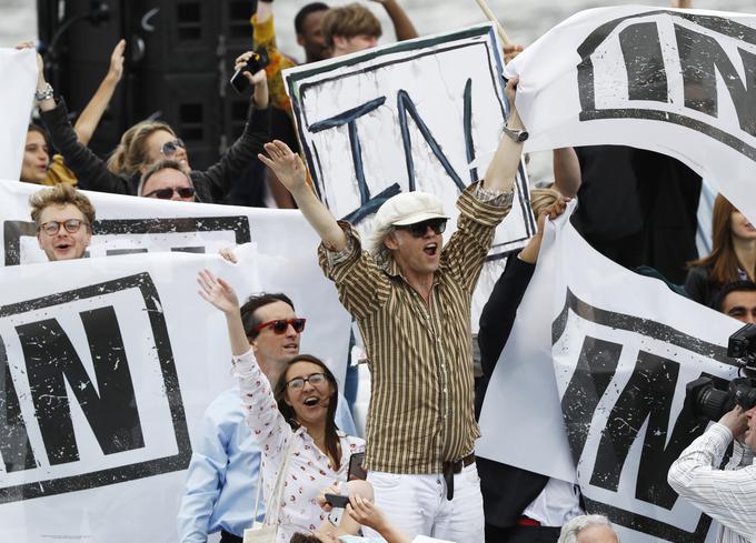 T. i. bitke na Temzi, kjer sta se na čolnih soočila oba tabora, se je udeležil tudi Bob Geldof. Glasbenik je, tako kot veliko slavnih Britancev, nasprotnik brexita. Javno podporo obstanku v EU je izrazil tudi nekdanji nogometaš David Beckham: "Živimo v živahnem in povezanem svetu, kjer smo skupaj močnejši." | Foto: Reuters