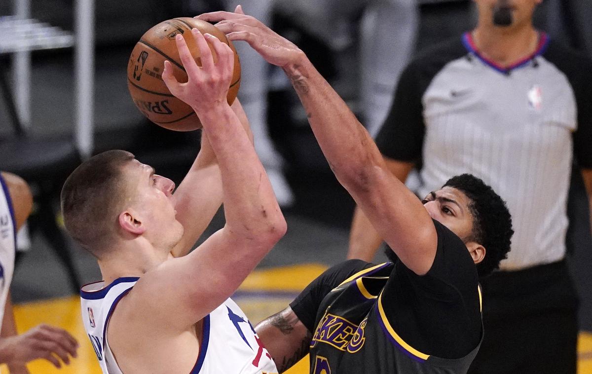 Davis Jokić | Los Angeles Lakers so ponoči s 93:89 premagali Denver. Največ točk sta prispevala Anthony Davis (25) in Nikola Jokić (32). | Foto Guliverimage