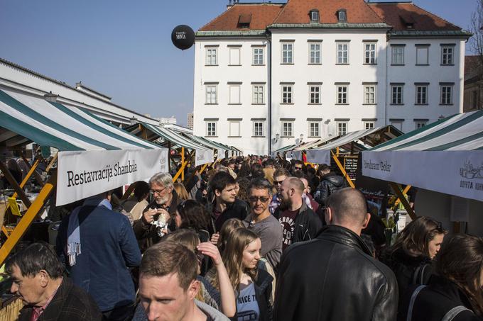 Ob sončnih petkih Odprta kuhna na Pogačarjev trg pritegne množice. (foto: Matej Leskovšek) | Foto: Matej Leskovšek