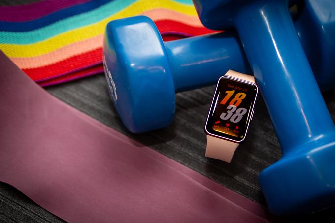 Pametna zapestnica Samsung Galaxy Fit3 se ponaša z več kot stotimi športnimi in rekreacijskimi programi. | Foto: Gaja Hanuna