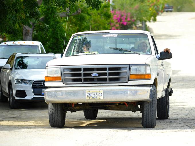 No, povejte, ali tole ni filmski prizor? Star, velik ford F-150, klobuki in pod ali za sedežem pa morda tudi šibrovka in steklenica tekile kot terensko razkužilo. | Foto: Jure Gregorčič