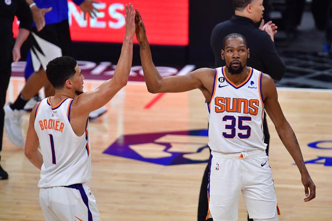 Devin Booker in Kevin Durant sta skupaj prispevala več kot polovico vseh točk za Phoenix. | Foto: Reuters