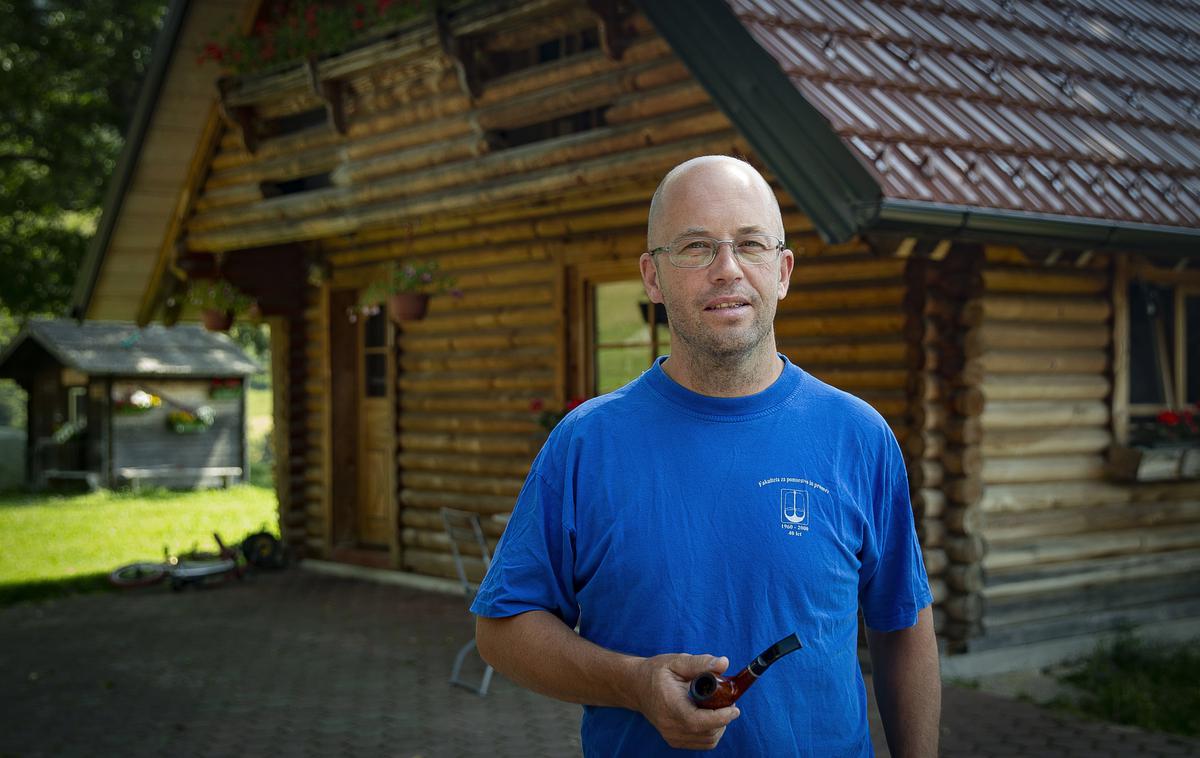 Planinski dom na kmetiji Kumer | Planinski dom Kumer pod Peco je najmlajši planinski dom v Sloveniji. V register je bil vpisan šele prejšnji mesec, čeprav brunarica stoji že skoraj četrt stoletja. Za dobro hrano in počutje skrbi družina Kumer, z gospodarjem Markom na čelu. | Foto Ana Kovač