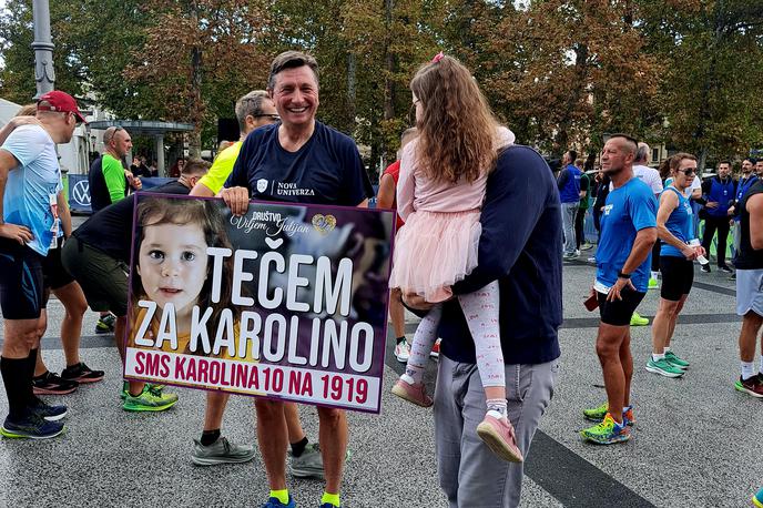 Borut Pahor 2023 | Nekdanji predsednik države Borut Pahor je polmaratonsko razdaljo na ljubljanskem maratonu pretekel za štiriletno deklico Karolino, ki nujno potrebuje gensko terapijo za zdravljenje simptomov redke in smrtonosne bolezni. | Foto Alenka Teran Košir