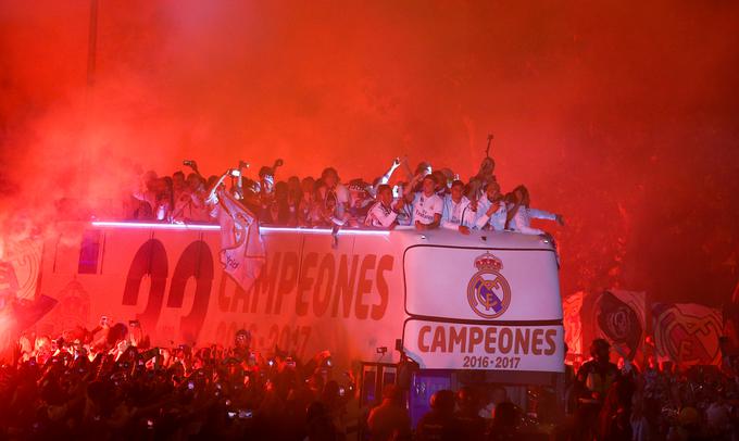 V središču Madrida je v noči na ponedeljek gorelo. | Foto: Reuters